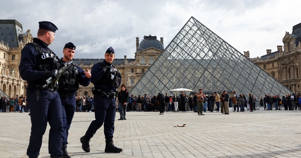 Dos detenidos en Francia por el espectacular robo de joyas en el Museo de Louvre 