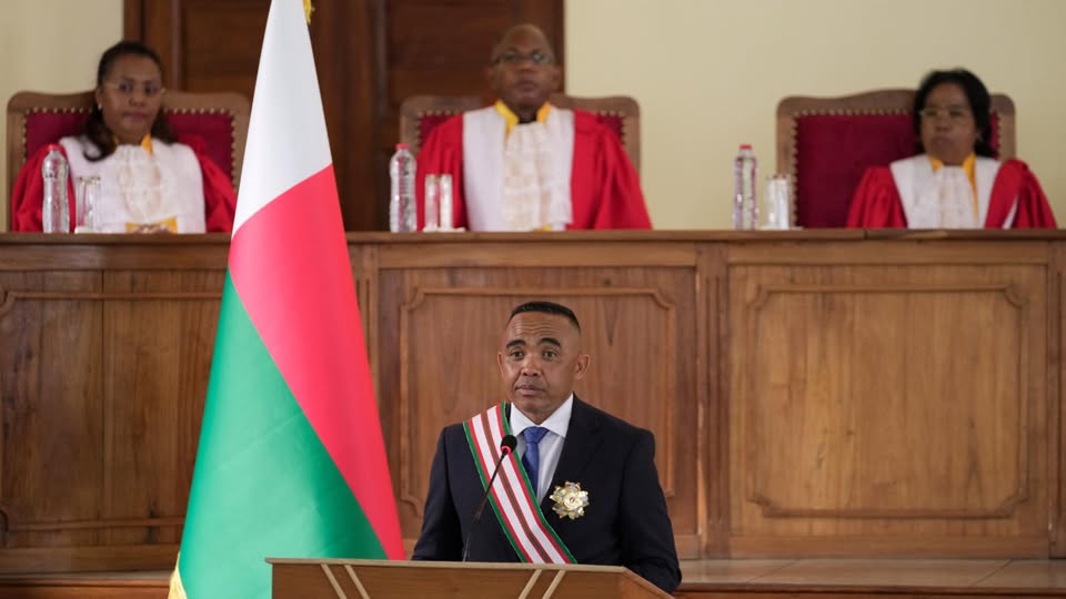 El coronel Randrianirina promete una transición civil en Madagascar tras la caída de Rajoelina 