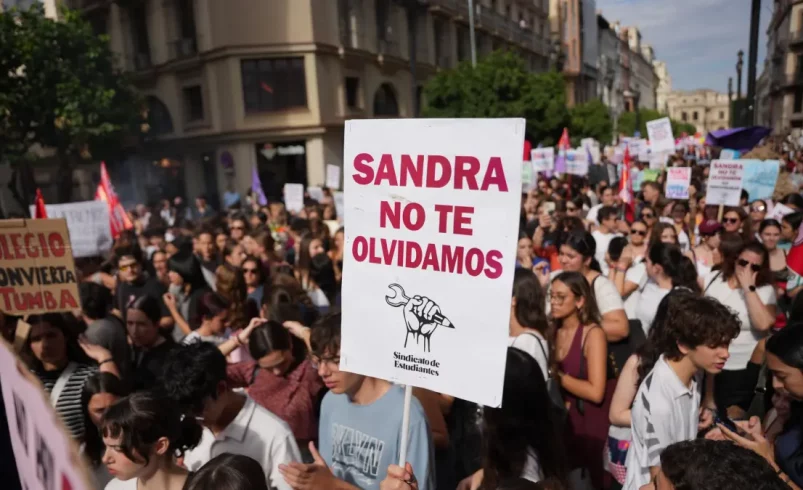 España se moviliza contra el bullying: miles de estudiantes exigen justicia por Sandra Peña 