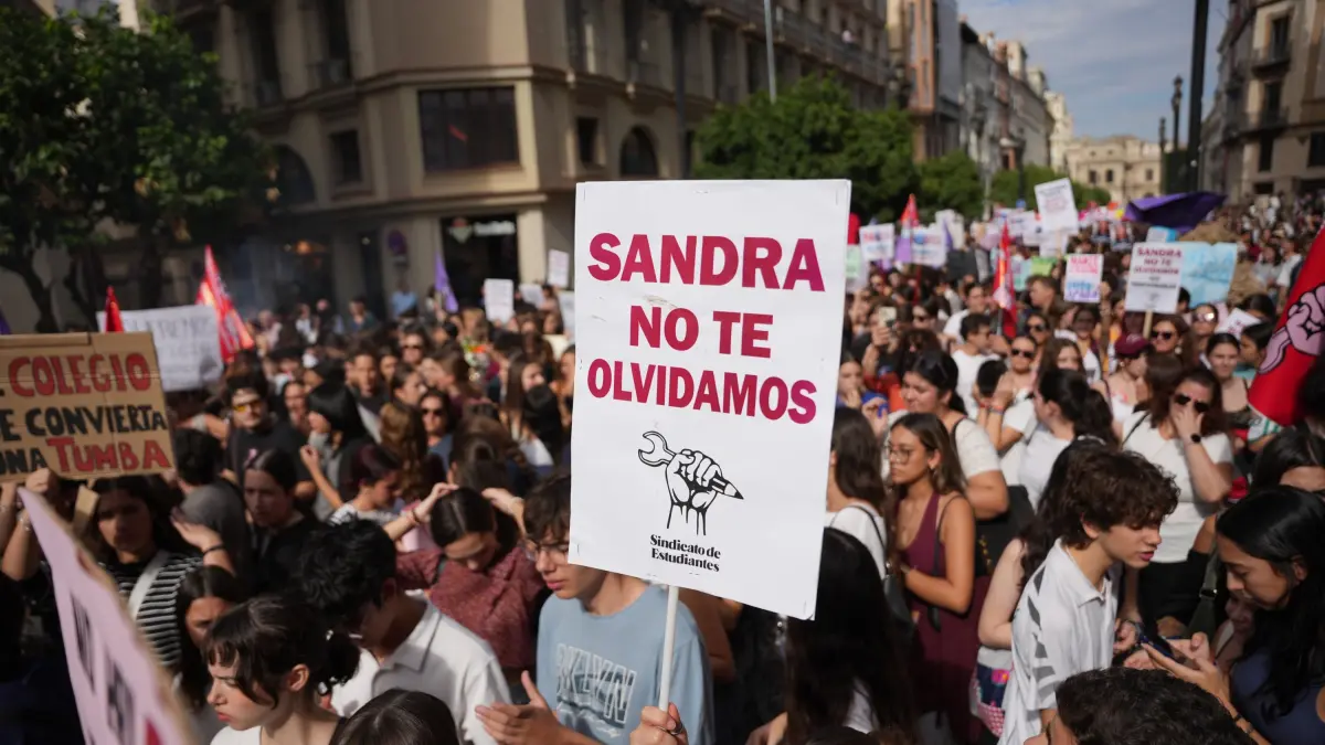 España se moviliza contra el bullying: miles de estudiantes exigen justicia por Sandra Peña 