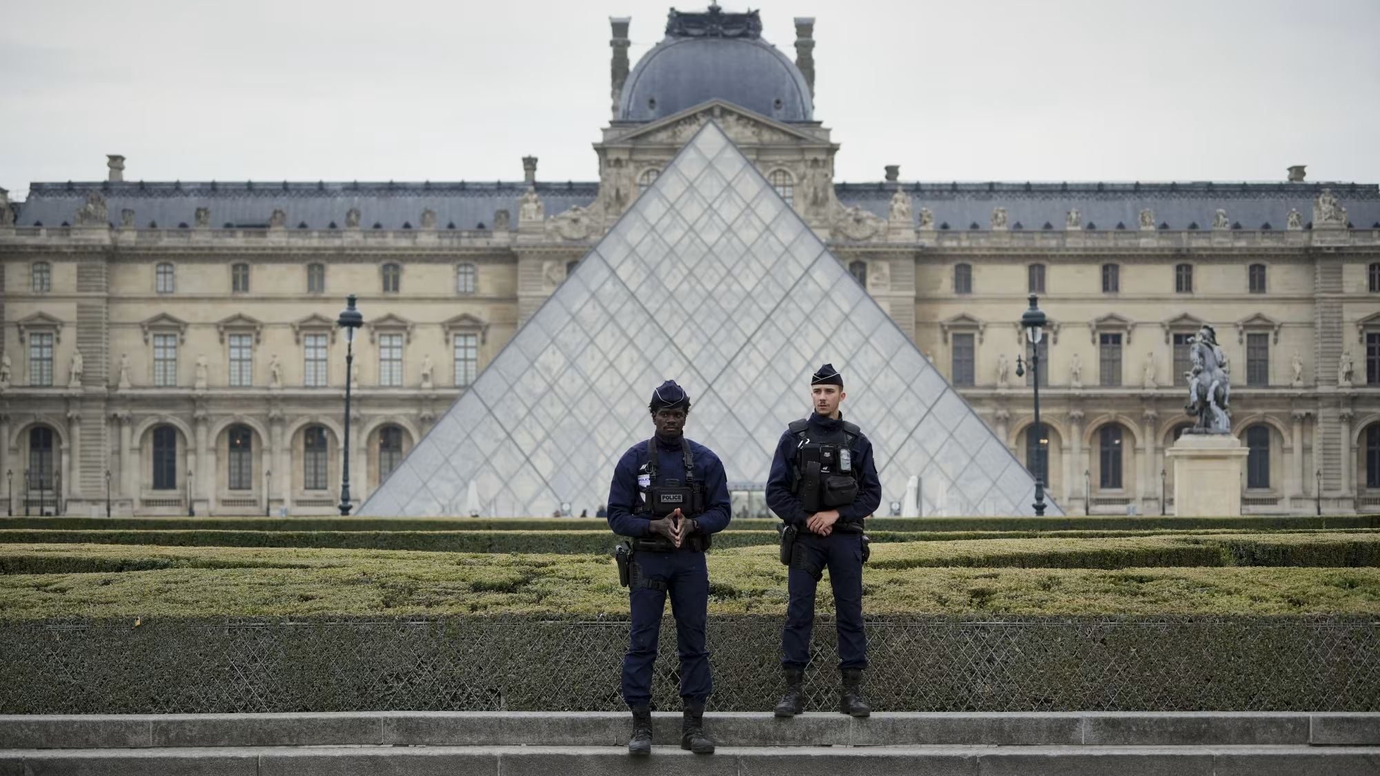 Gran robo en el Louvre: sustraen joyas históricas de la Corona francesa 