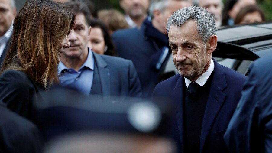 Sarkozy ingresa en prisión y se convierte en el primer expresidente francés en ser encarcelado 
