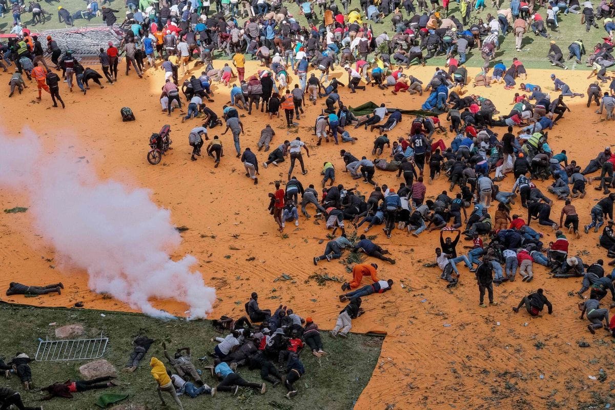 Tensión caos en Nairobi: disturbios en la capilla ardiente de Odinga dejan decenas de heridos 