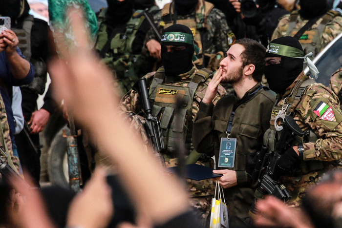 Hamas libera seis rehenes, Israel retrasa la excarcelación de 600 