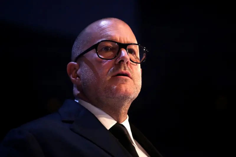 Jony Ive se une a OpenAI para crear la próxima generación de computadoras con iPhone, ChatGPT y IA