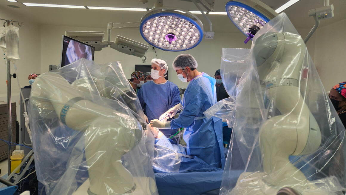 Chile avanza en cirugía autónoma: primera intervención asistida con inteligencia artificial 