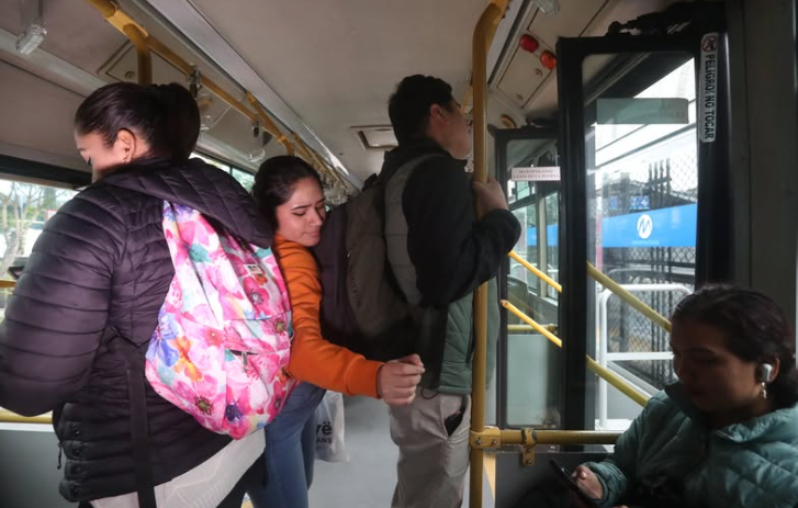 Ciudad de México: el Metrobús pide a los pasajeros quitarse la mochila para viajar 