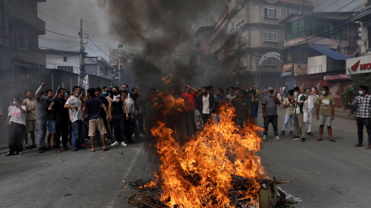 Nepal en llamas: el caos que desató la prohibición de redes sociales 