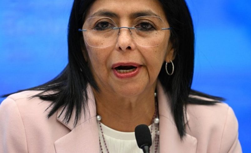 Delcy Rodríguez asume la presidencia interina y denuncia el “secuestro” de Nicolás Maduro