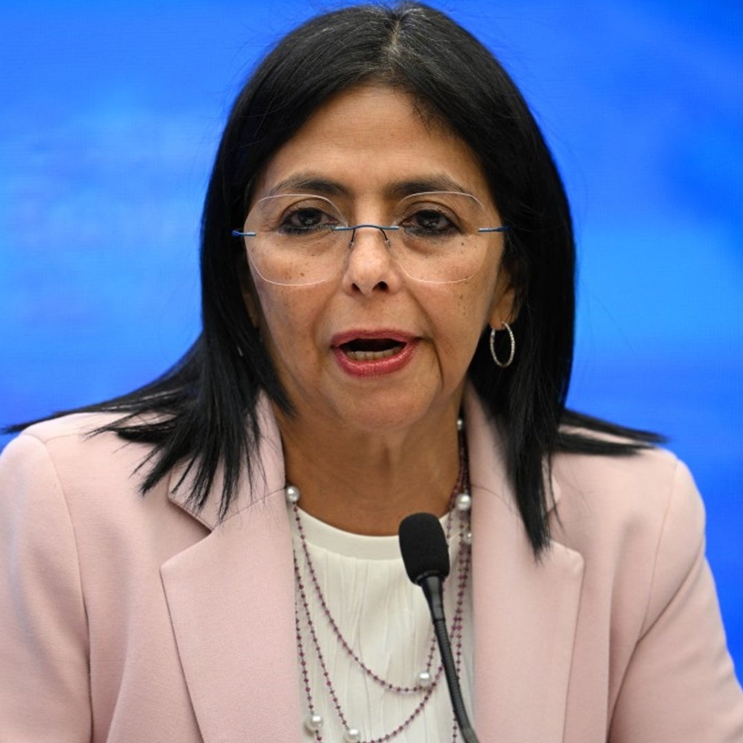 Delcy Rodríguez asume la presidencia interina y denuncia el “secuestro” de Nicolás Maduro
