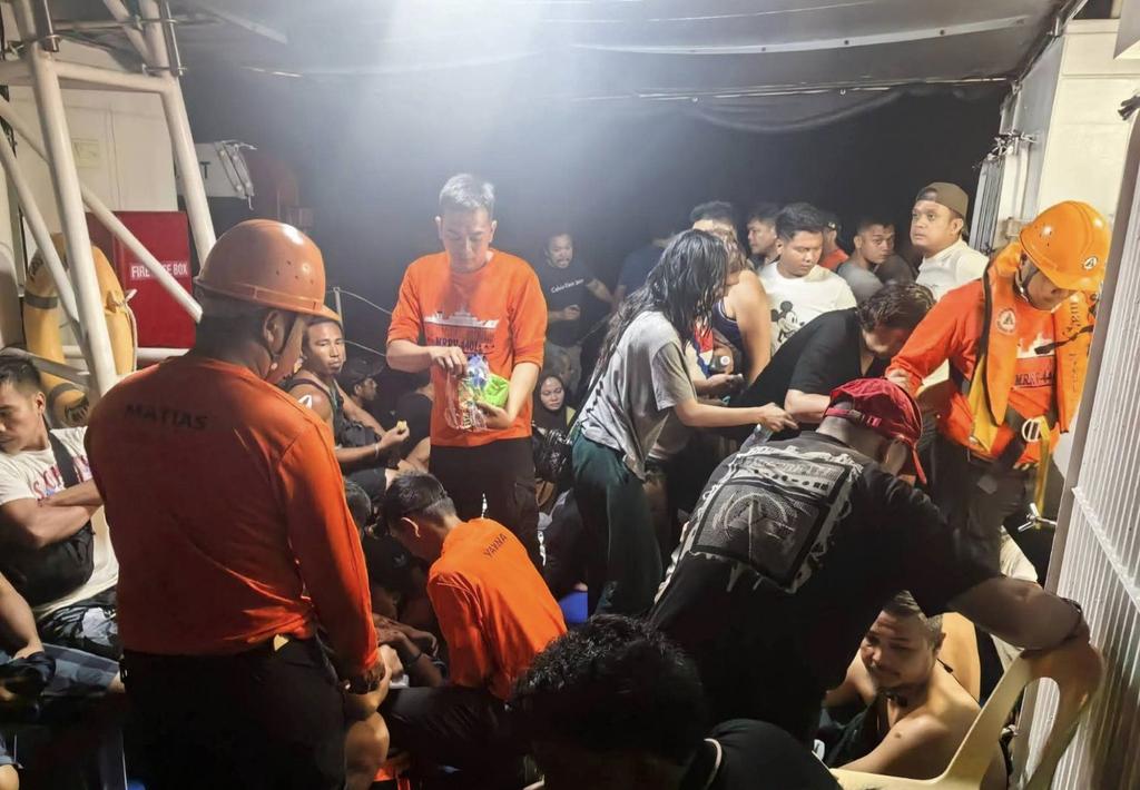 Maritime tragedy in the Philippines: ferry sinks with more than 350 people on board
