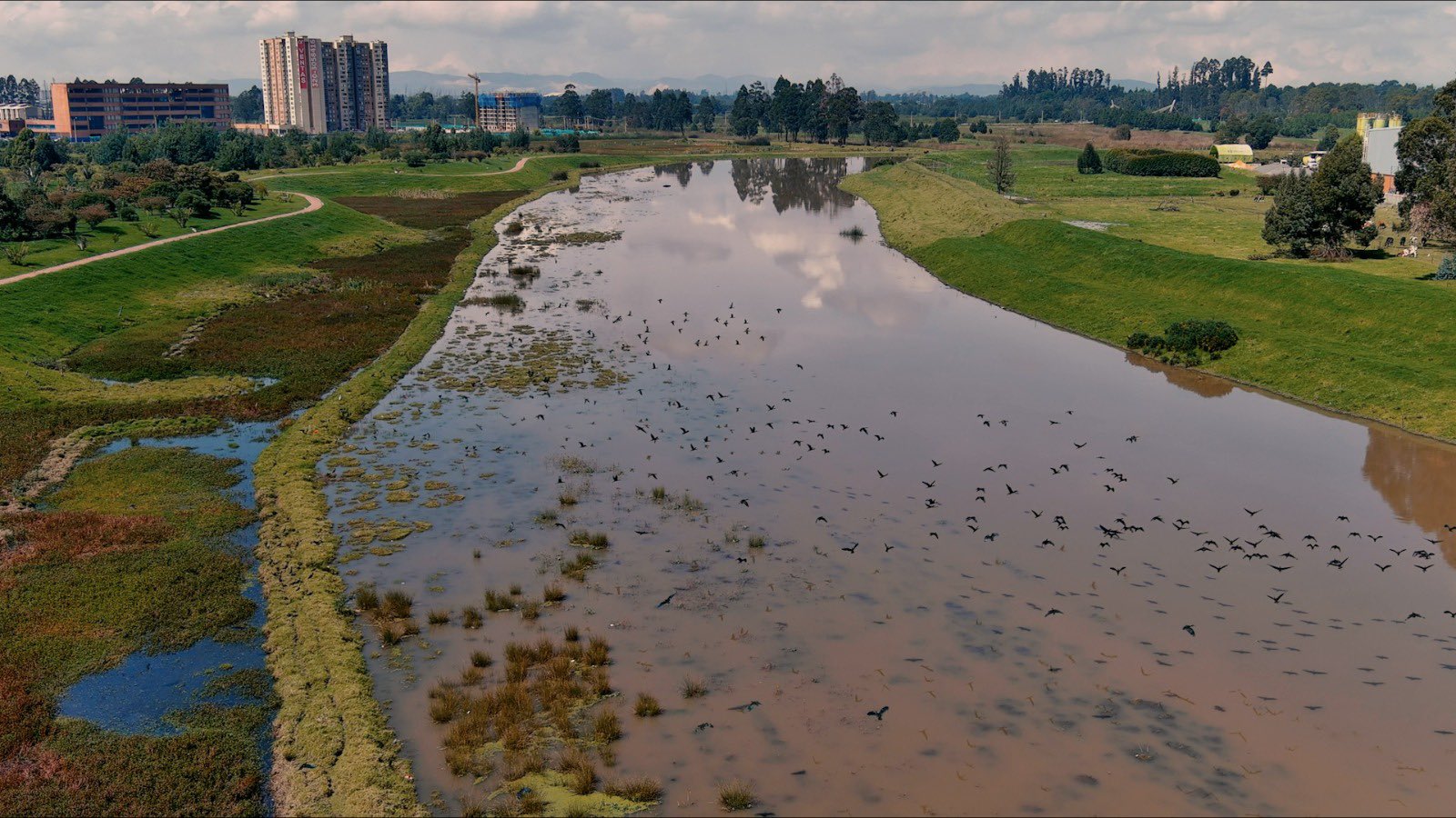 Colombia declara emergencia nacional tras mortal tragedia por inundaciones en el norte